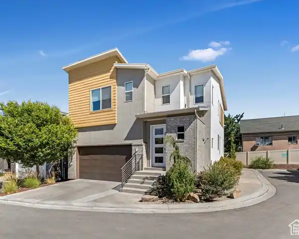 EXTRAORDINARY MODERN GREEN LUXURY RESIDENCE