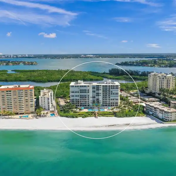 PANORAMIC BAY VIEWS FROM ELEGANT HIGH-RISE RETREAT