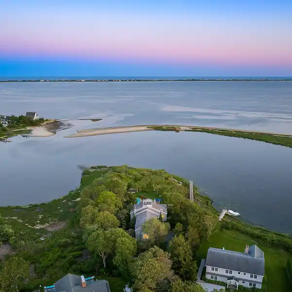 UNIQUE PROPERTY ON A QUIET PENINSULA