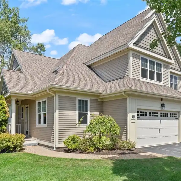 SUNLIT END UNIT WITH SCENIC CONSERVATION VIEWS