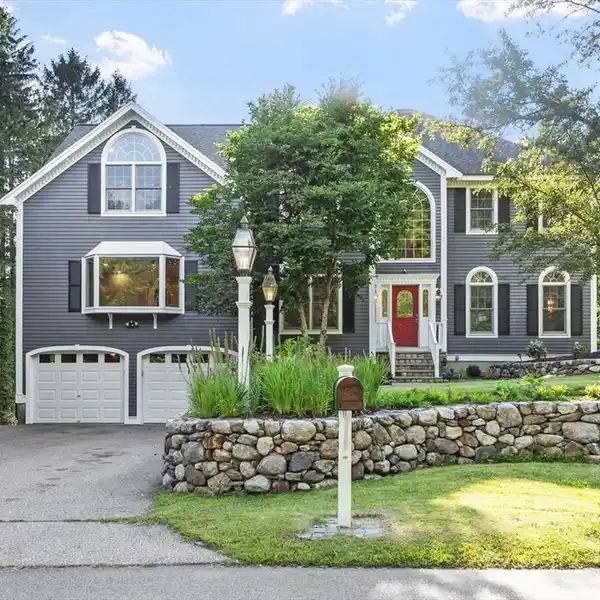 STATELY COLONIAL IN PRIME LOCATION