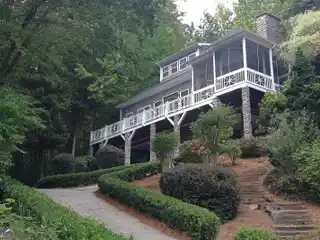 Cedar Shake Cottage in Perrin Cove at Lake Burton
