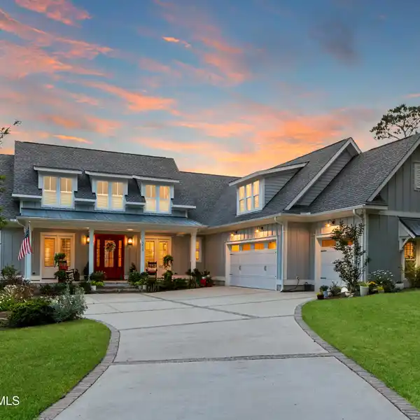 THE PINNACLE OF RIVEFRONT LUXURY