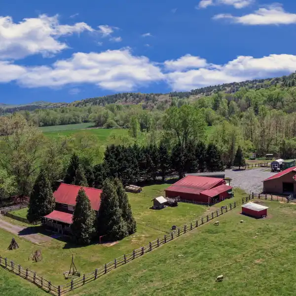 16.86-ACRE FARM WITH TWO RESIDENCES AND BARN