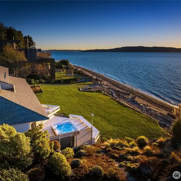 EXTRAORDINARY LOW-BANK WATERFRONT HOME