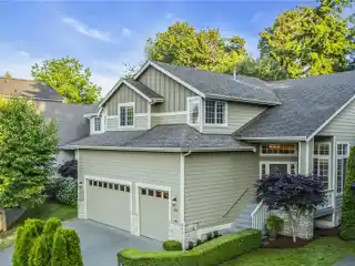 Beautifully Maintained Contemporary Home on a Private Cul-de-sac