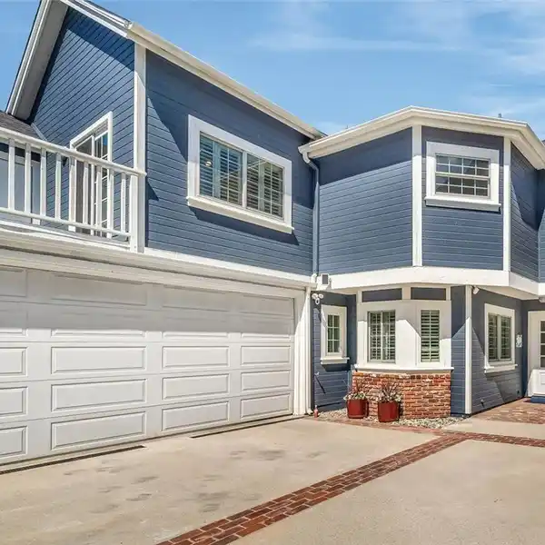 ELEGANT TOWNHOME WITH DESIGNER UPGRADES