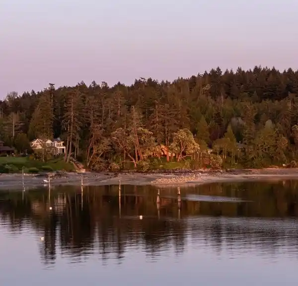 SPECTACULAR WATERFRONT RANCHER