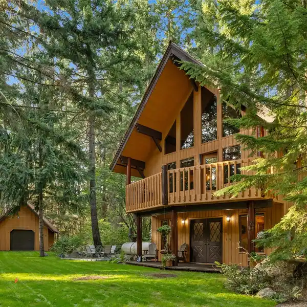 BEAUTIFUL NORTHWEST CHALET ON A WOODED LOT