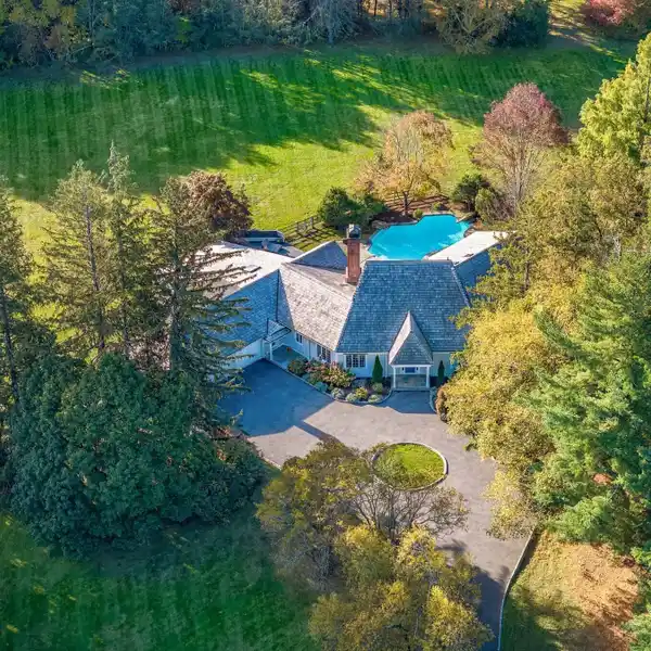 MODERN BACK COUNTRY RETREAT ON FOUR SERENE ACRES