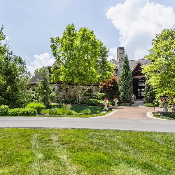 ONE-OF-A-KIND RUSTIC RETREAT IN LOST RUN FARM