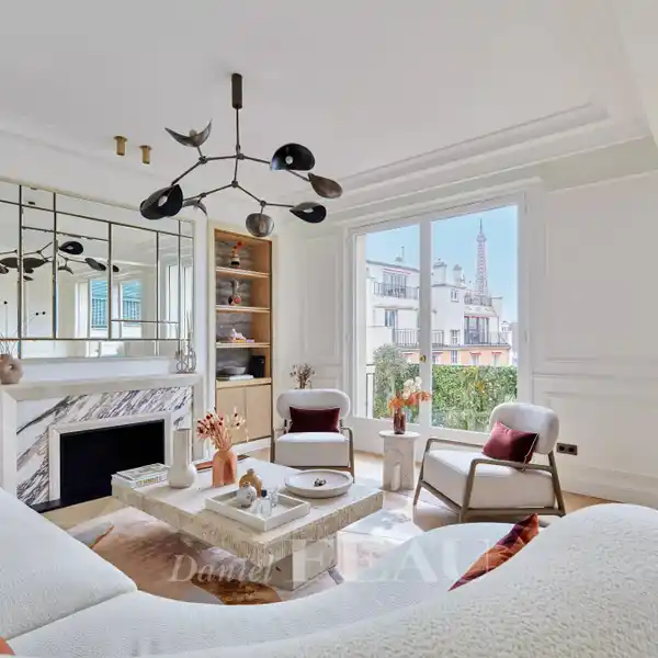 METICULOUSLY RENOVATED APARTMENT