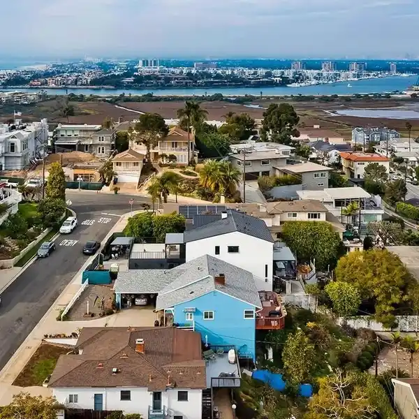 CHARMING RETREAT FOUR BLOCKS TO THE SAND