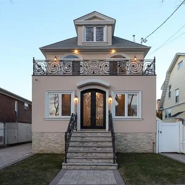 METICULOUSLY REBUILT HOME IN WHITESTONE