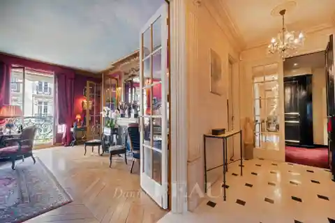 Elegant Dual-Aspect Apartment