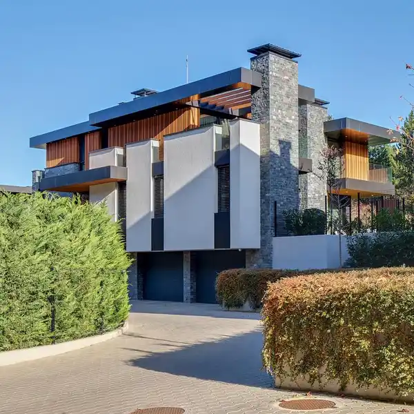 MODERN NEW HOUSE IN A BOUTIQUE GATED COMPLEX