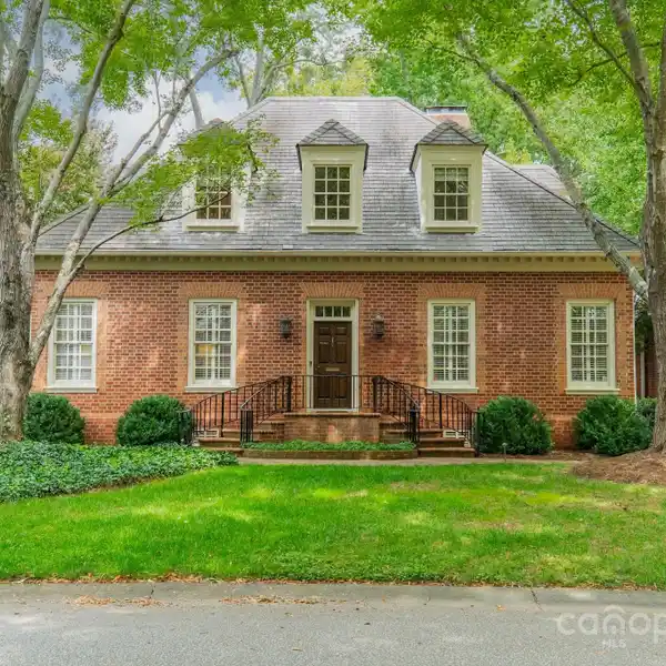 EXQUISITE RESIDENCE IN PRESTIGIOUS EASTOVER