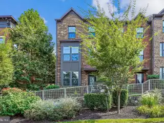 Rare End-Unit Townhome in Metro Row