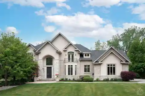 Elegant Entertainer’s Oasis with Luxurious Amenities