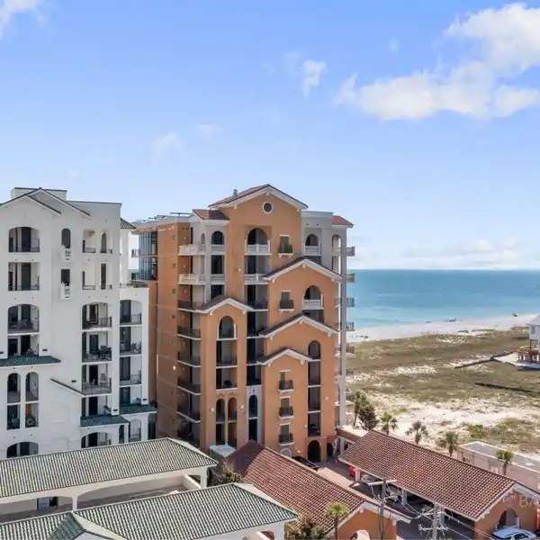 SPECTACULAR THIRD FLOOR RESIDENCE WITH SUNSET VIEWS