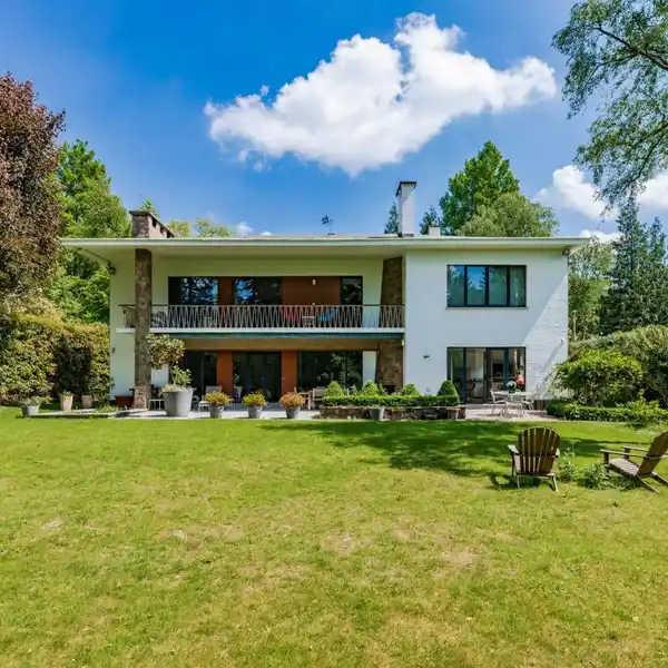 MODERNIST 1960S VILLA WITH SUNLIT GARDEN