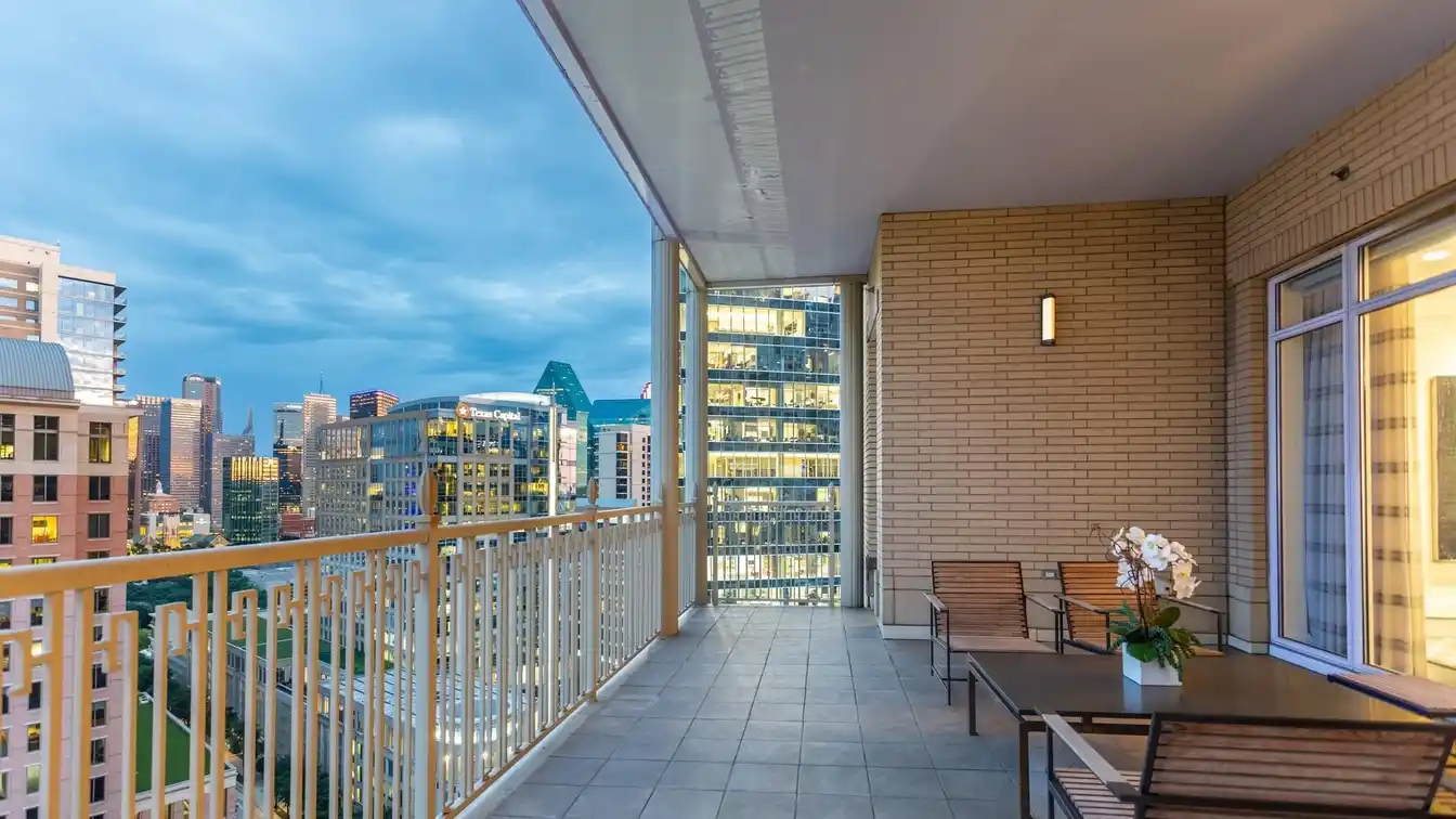 Carefully Renovated Ritz-carlton Sub-penthouse