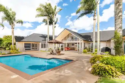 Large and Luxurious Family Living in Karaka