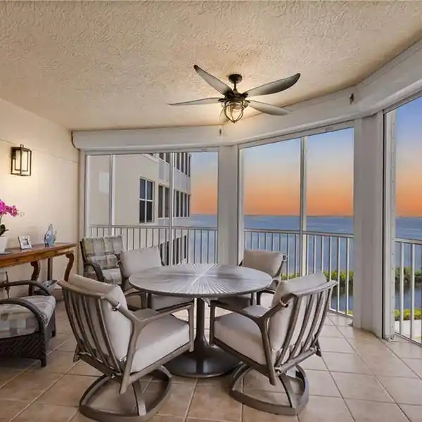 RARE DANBURY END-UNIT WITH BREATHTAKING VIEWS