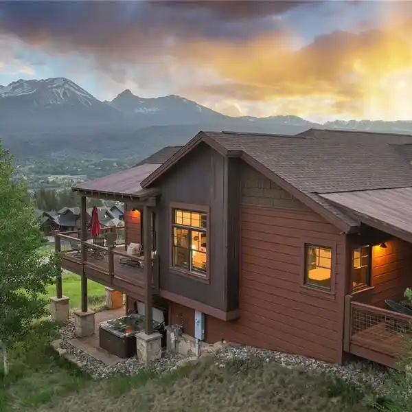 DOWNHILL STYLE CABIN WITH INCREDIBLE VIEWS