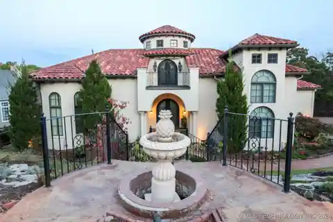 Mediterranean-style Showcase at the Entrance to Signal Hill