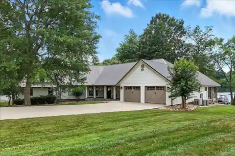 All-Season Luxury Retreat on Cherokee Lake