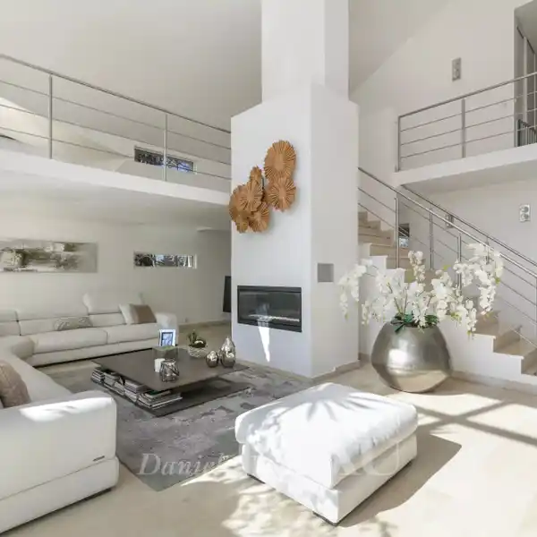 CATHEDRAL-CEILING HOME IN PEACEFUL LEAFY SETTING