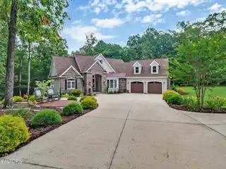 Architect-Designed Lakefront Retreat