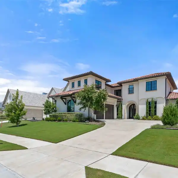 ELEGANT HOME WITH MODERN LUXURY FINISHES