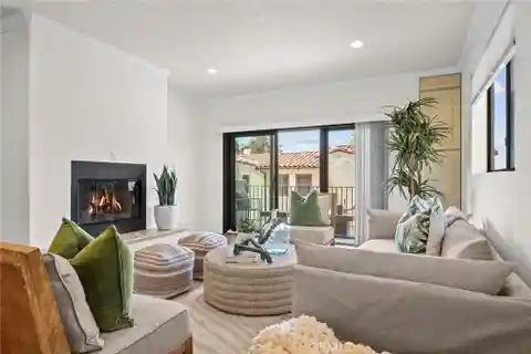 Remodeled End Unit in Coveted Lunada Bay