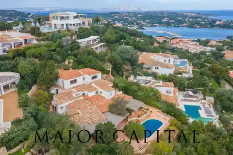 Striking Eight Bedroom Luxury Villa