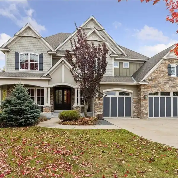 RICH ARCHITECTURAL DETAILS AND SUN-FILLED SPACES