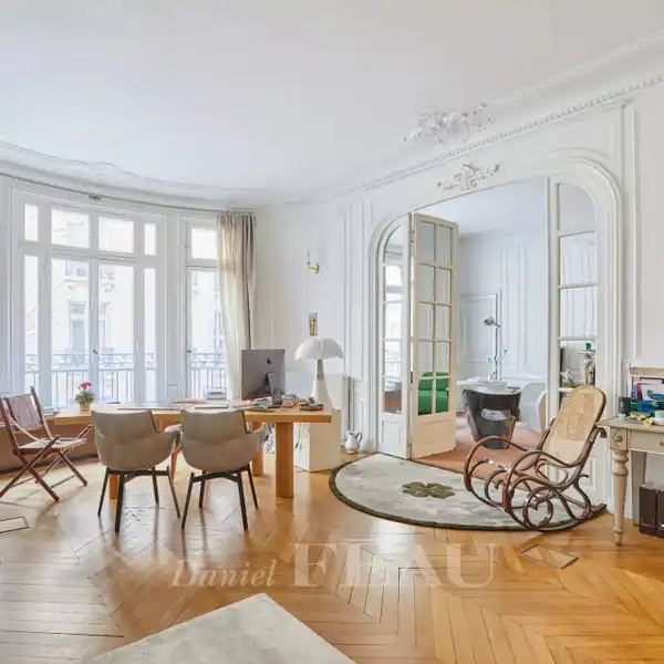 MAGNIFICENT APARTMENT OVERLOOKING COURTYARD