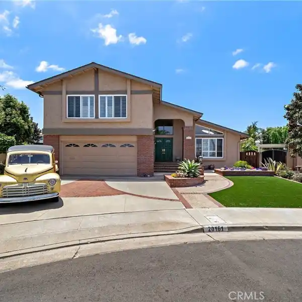 ELEGANT CUL-DE-SAC HOME WITH PRIVATE BACKYARD