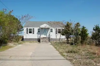 Charming Waterfront Beach Cottage for Rent