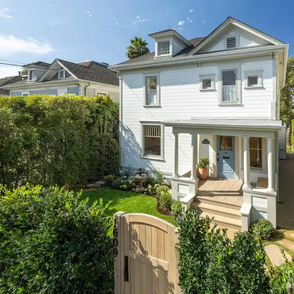 ELEGANT QUEEN ANNE CLASSIC VICTORIAN