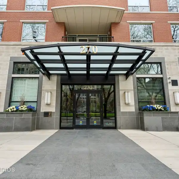 ELEGANT UNIT IN BOUTIQUE BUILDING