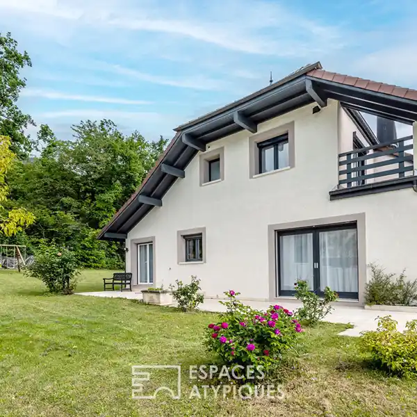 CAPTIVATING ARCHITECT-DESIGNED RESIDENCE