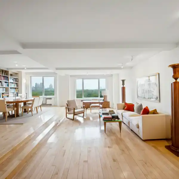 GRACIOUS RESIDENCE WITH OVERSIZED PICTURE WINDOWS