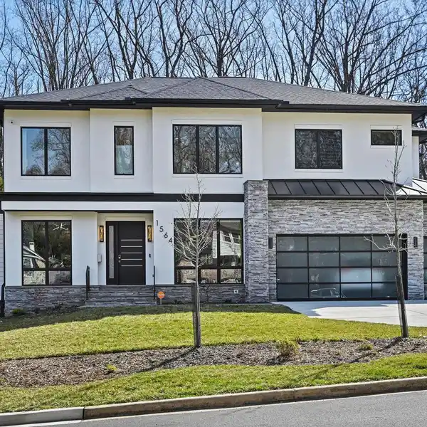 LIKE-NEW LUXURY IN MCLEAN