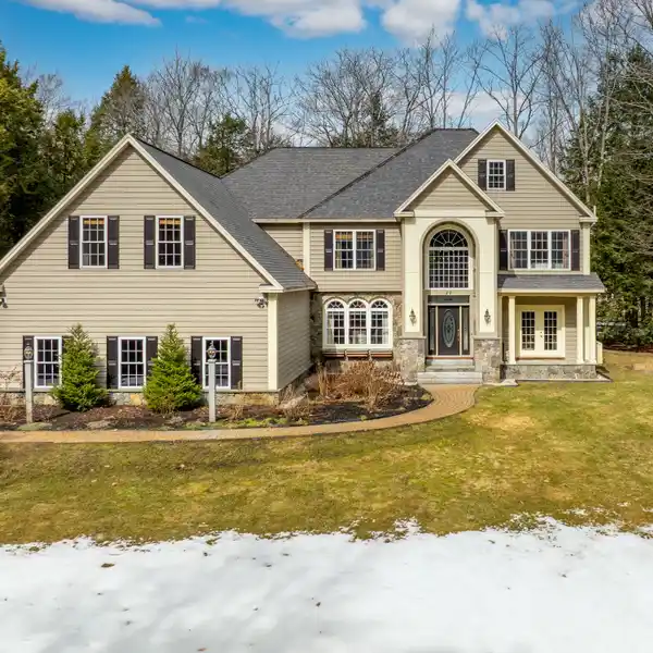 EXTRAORDINARY RESIDENCE IN DESIRABLE SCARBOROUGH NEIGHBORHOOD