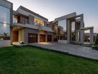 Entertainer's Masterpiece in Prime Location