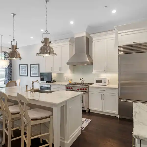 CHIC TOWNHOME IN SOUTHAMPTON VILLAGE