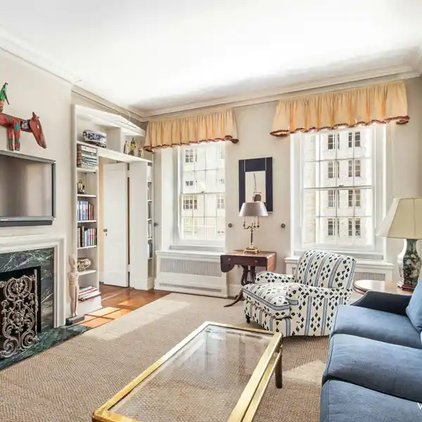 SPRAWLING APARTMENT BETWEEN PARK AND LEXINGTON AVENUES