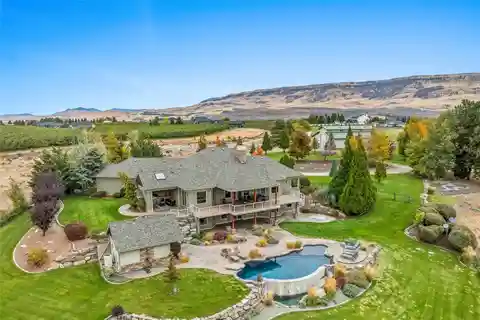 Gorgeous Custom Built Home Overlooking the Columbia River